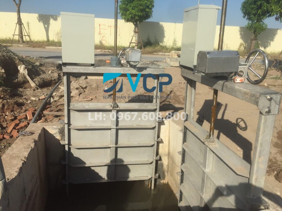 Van cửa phai (Penstock) là một thuật ngữ kỹ thuật nói về một loại van công nghiệp lắp trên cửa sông – biển, miệng ống,…